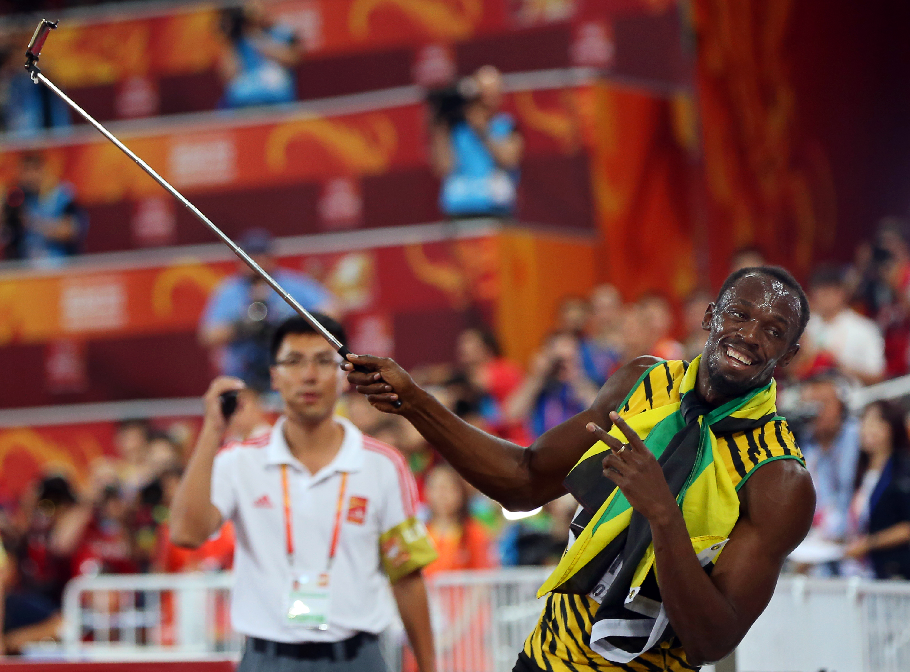 ”Fulgerul” Usain Bolt a fost doborât de un cameraman, după ce a câștigat și cursa de 200 de metri / VIDEO