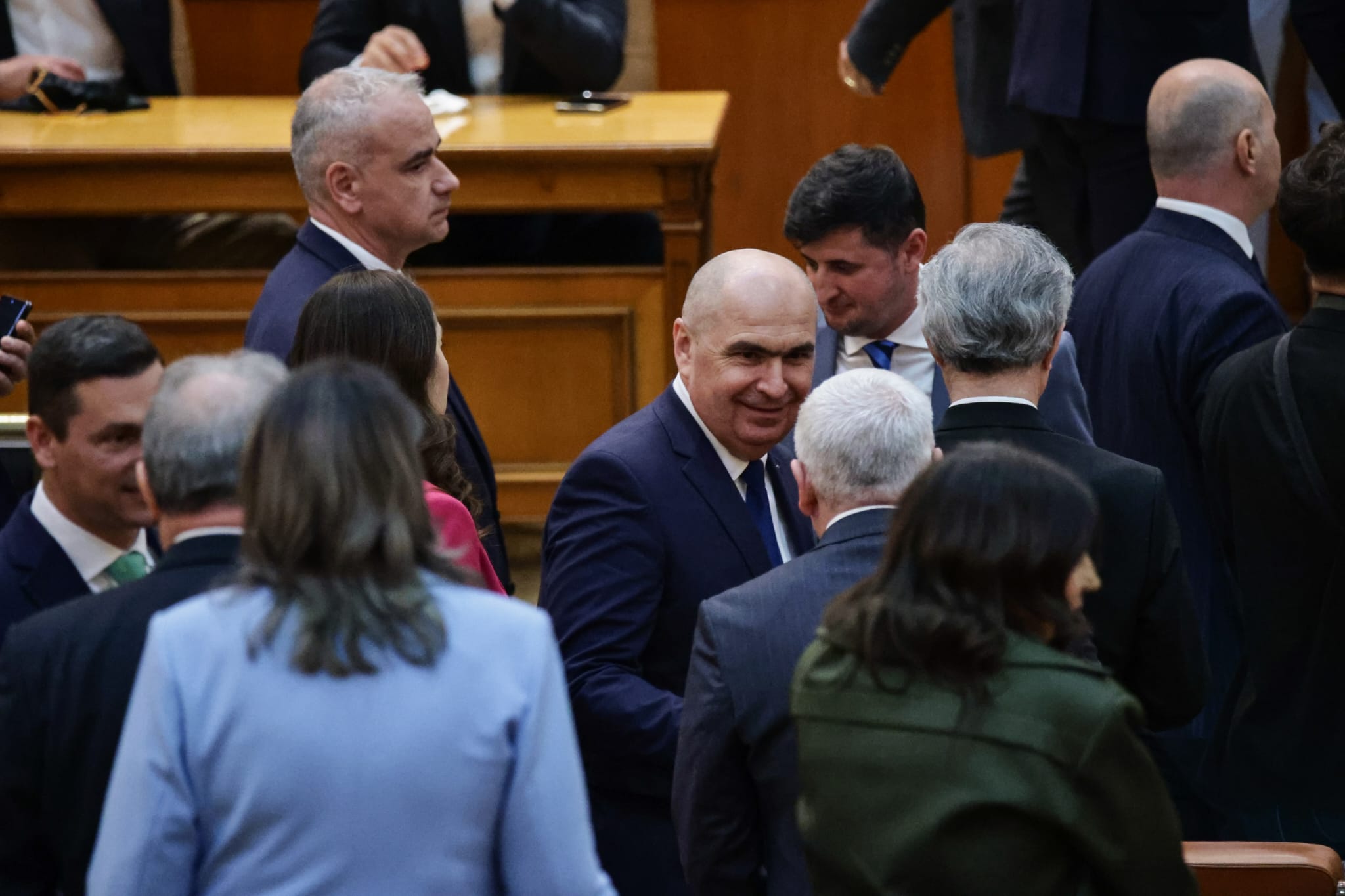 Ce nu s-a văzut la televizor în timpul votului moțiunii de cenzură împotriva Guvernului Bolojan. Negocieri în șoaptă, telefoane pe fugă și calcule la limită