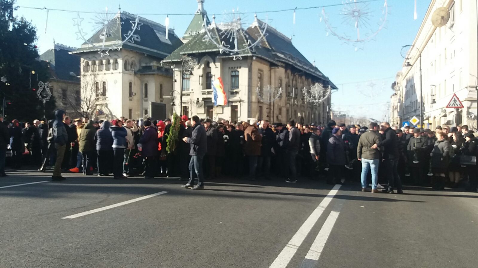 VIDEO & FOTO| Peste 8.000 de social-democrați, la un marș în memoria Regelui Mihai. Ministrul Olguța Vasilescu a purtat un accesoriu inedit