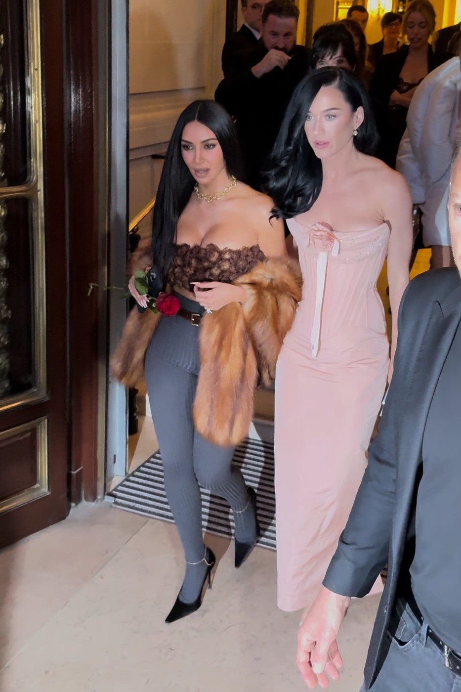 Cum au apărut Kim Kardashian și Katy Perry la petrecerea lui Lauren Sanchez înainte de nuntă. Aceasta se căsătorește cu Jeff Bezos în curând