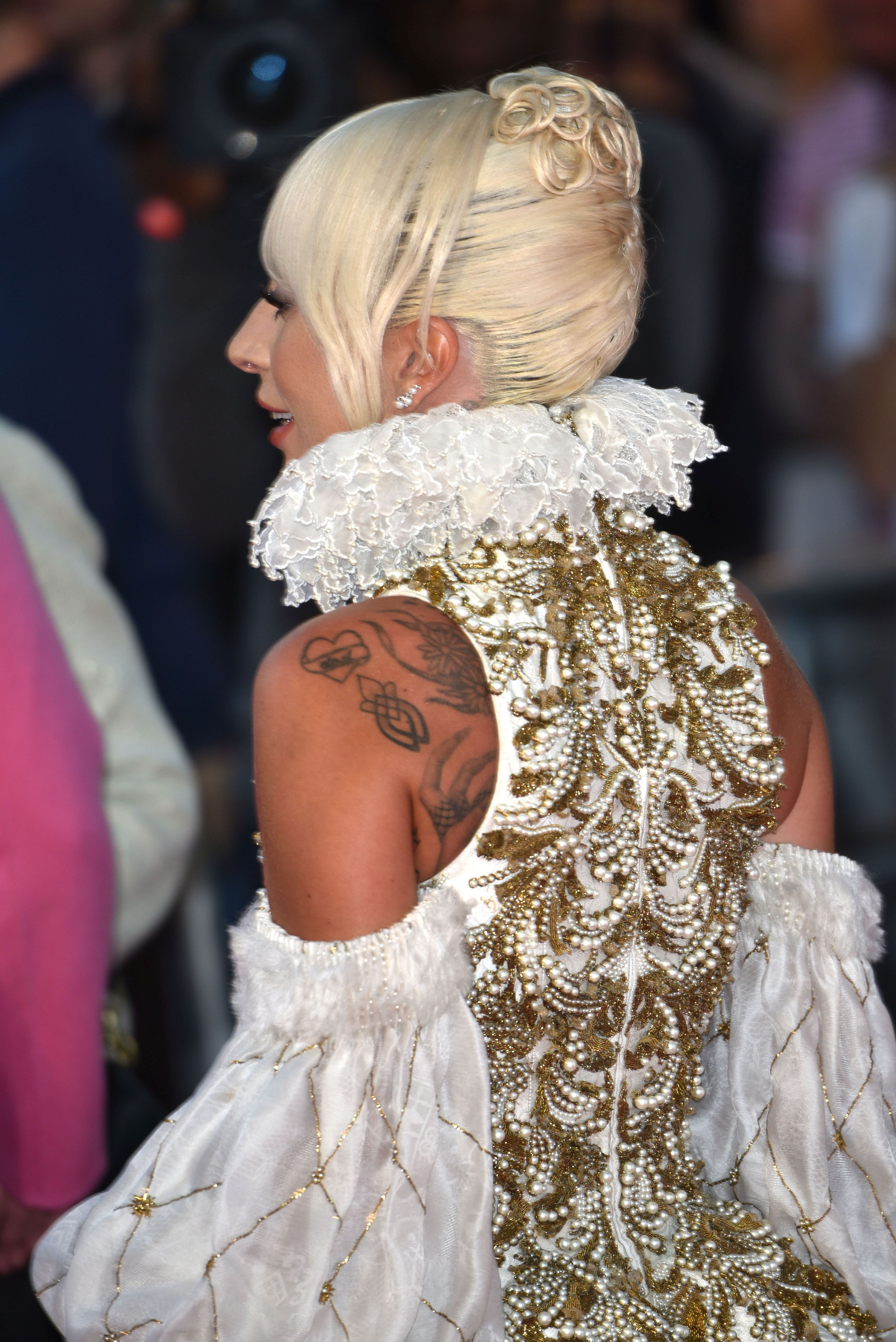 FOTO | Lady Gaga, apariție extravagantă la premiera filmului "A star is born" în UK