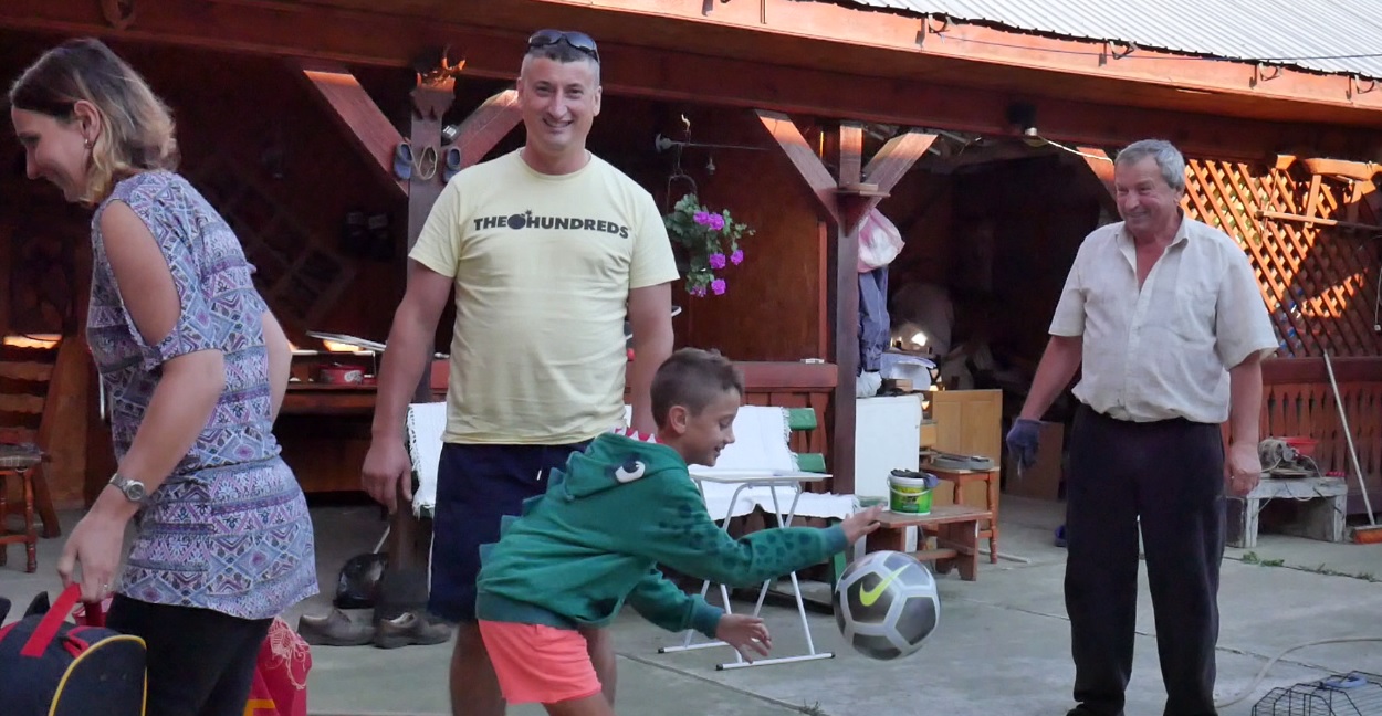 VIDEO. Întoarcerea acasă. Au revenit la Humulești după 12 ani de Anglia: „Vrem să ne creștem copiii românește”