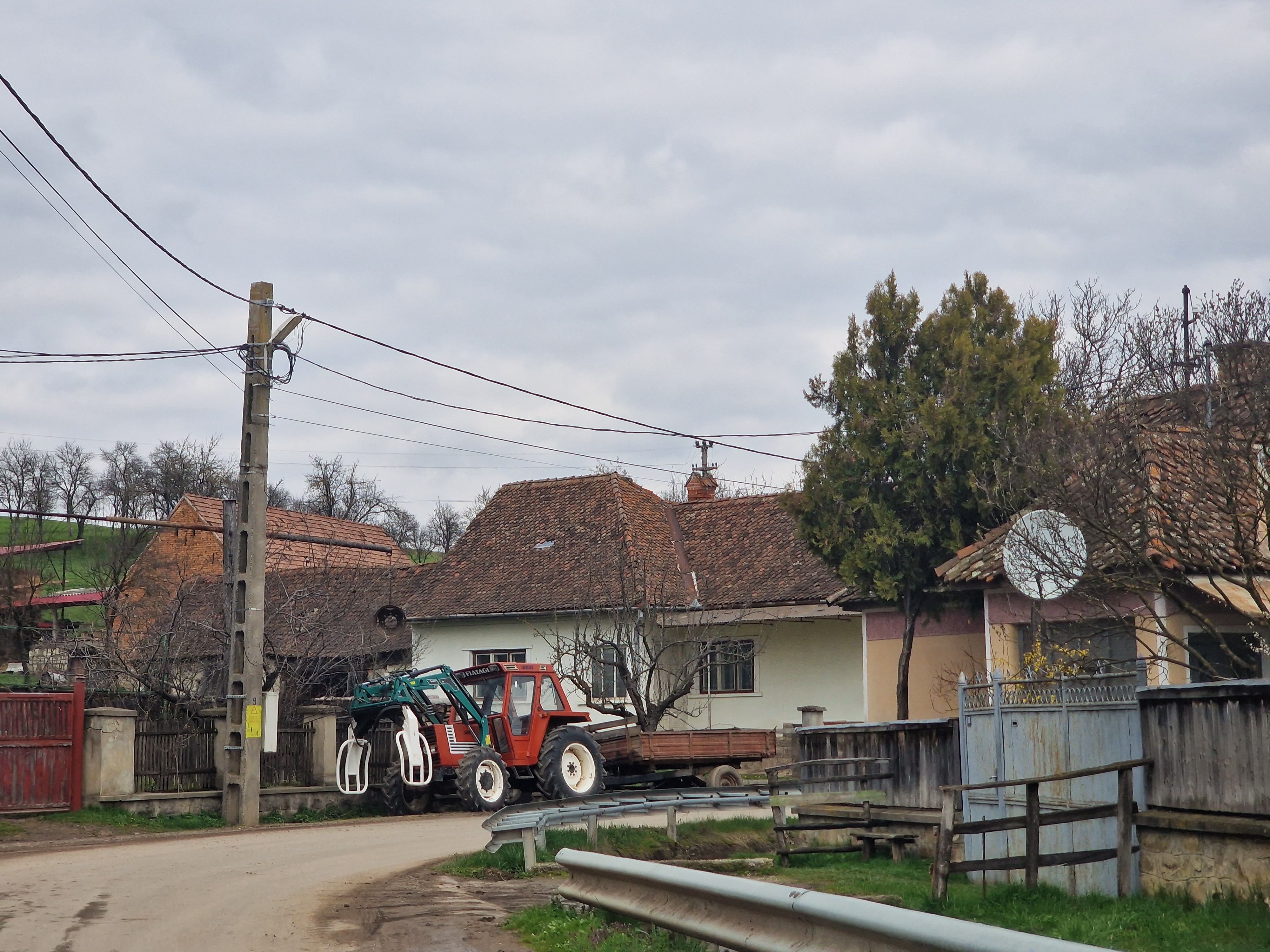 REPORTAJ. Liniștea de după furtună în satul din Covasna unde o fată a trăit 10 ani legată în lanțuri. „Sunt mulți care ar trebui întrebați. Au știut și n-au făcut nimic”