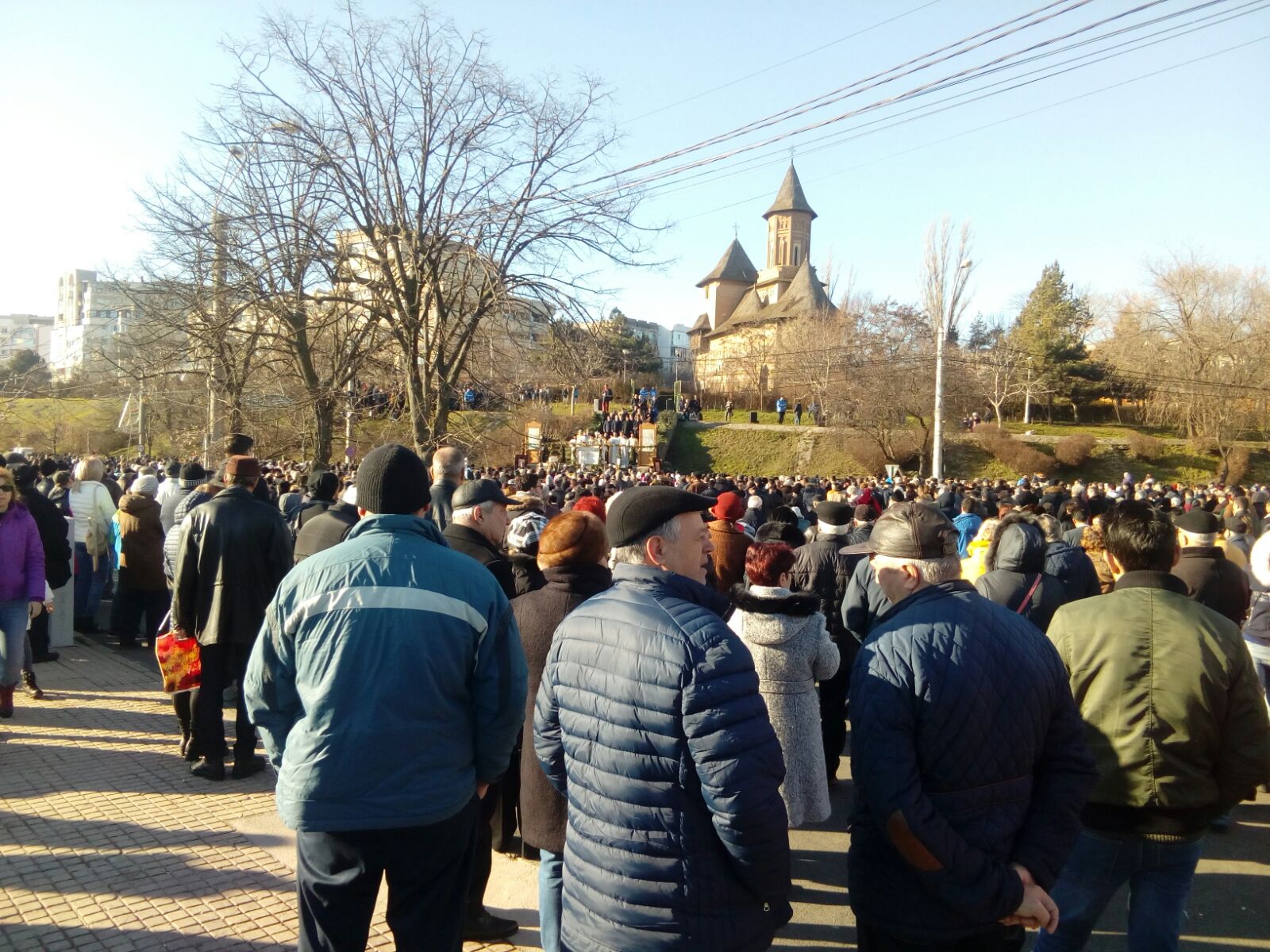 FOTO| La Galați, un electrician a recuperat crucea din Dunăre. Mii de persoane au fost la Slujba de Bobotează de pe faleză