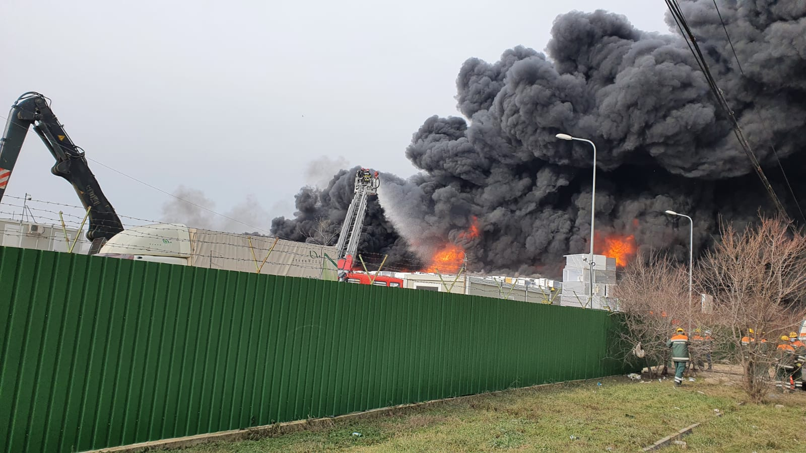 VIDEO | Reacția Gărzii de Mediu Buzău, după  incendiul de marţi: „Din păcate, atmosfera este poluată. Am dispus APM să facă determinări asupra calităţii aerului”