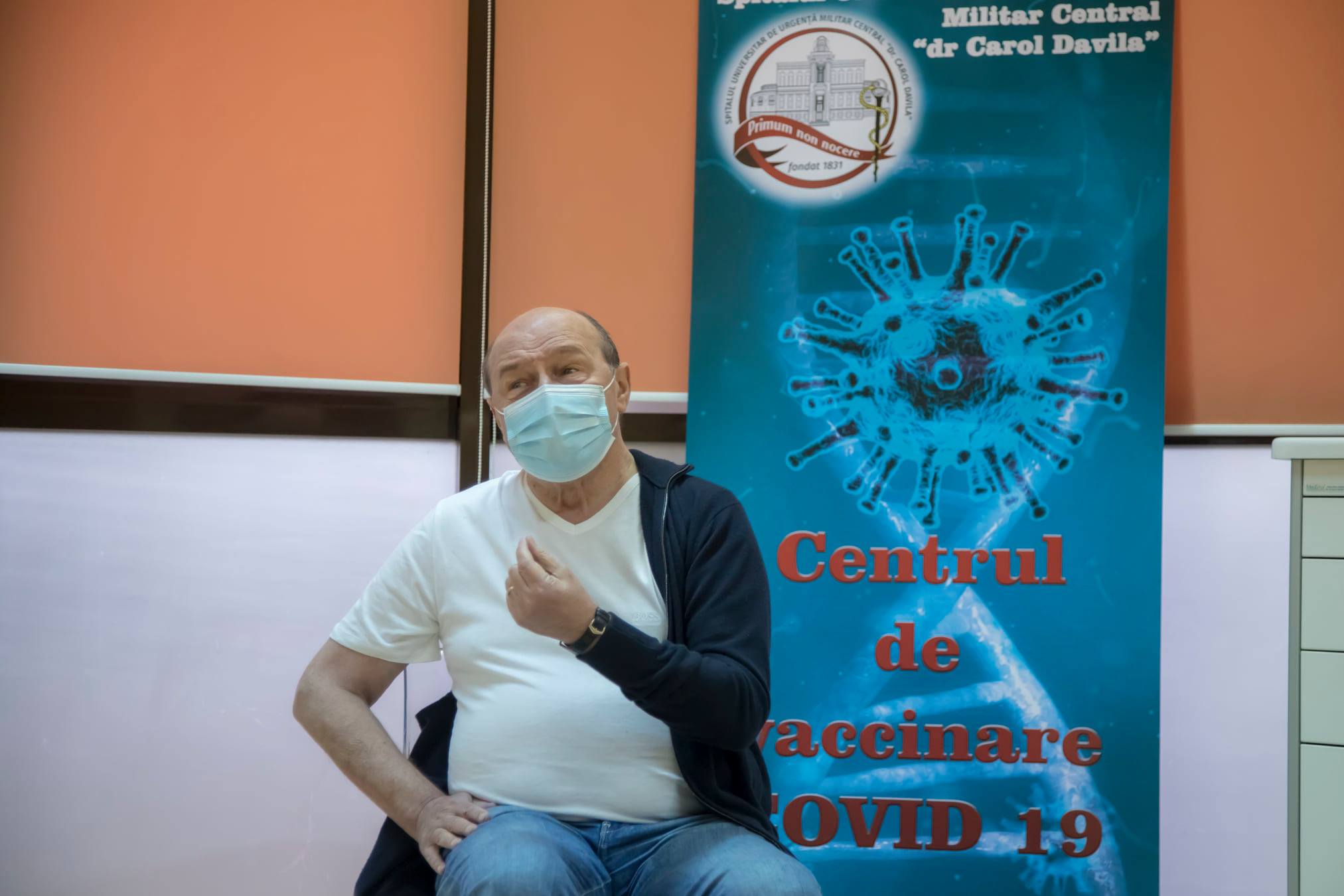 Fostul președinte Traian Băsescu s-a vaccinat anti-Covid la Spitalul Militar. „A fost foarte plăcut”