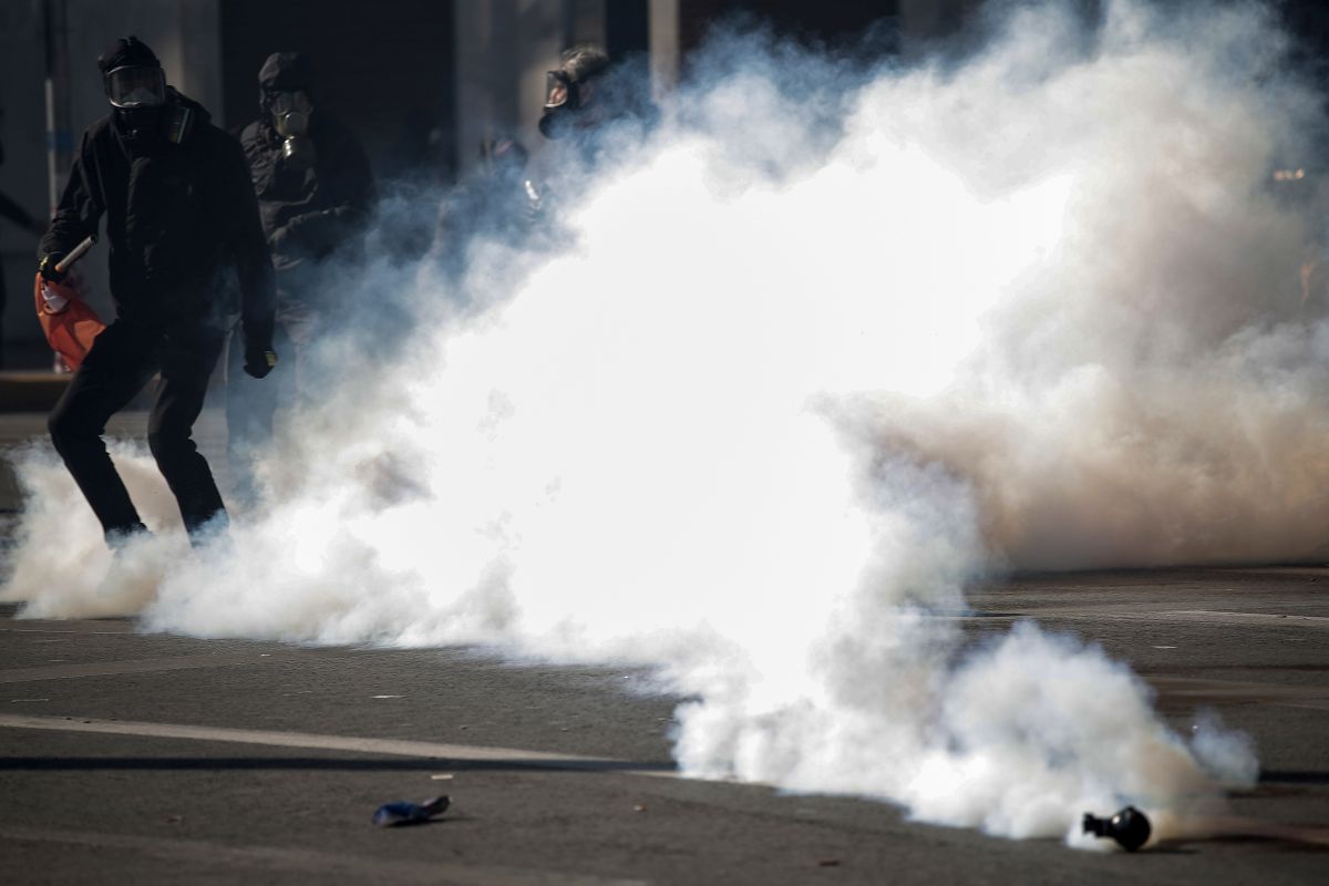 Ciocniri și incidente la protestul din centrul Atenei. Grecii continuă protestele în urma tragediei feroviare