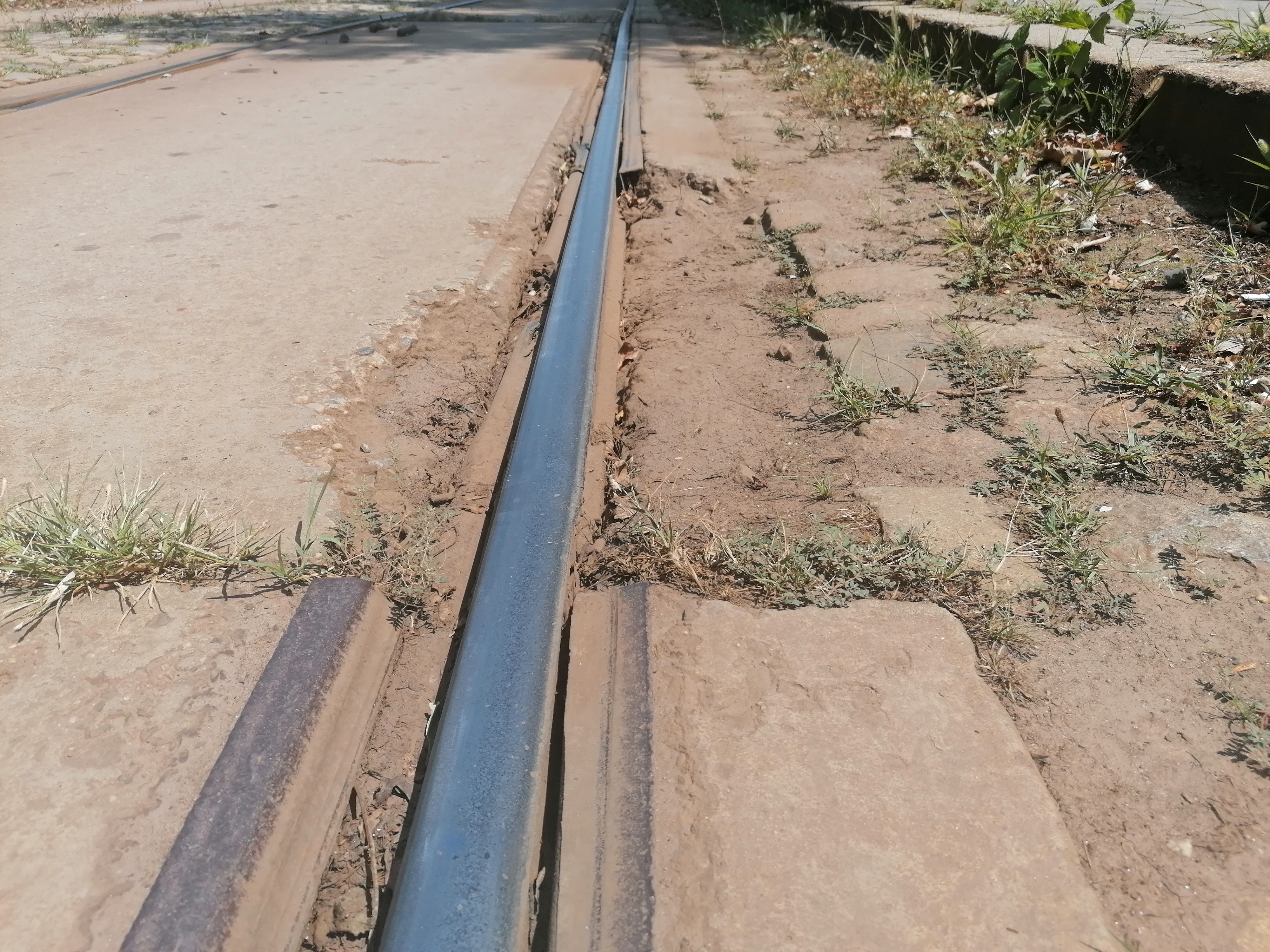 Gropi, șine rupte și segmente lipsă. Imagini cu liniile de tramvai care îi înspăimântă pe bucureștenii care vin la muncă în Pipera: „Mai bine cobor cu două stații înainte”