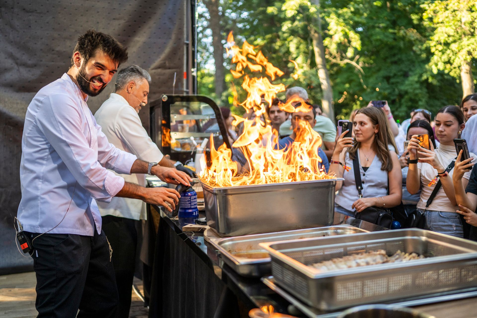 Cum au fost surprinși jurații de la „Chefi la cuțite” la Festivalul Summer Well 2025 de pe Domeniul Știrbey din Buftea