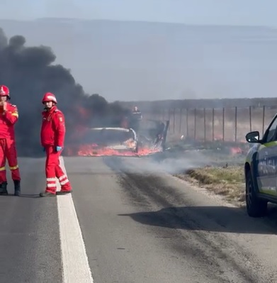 O mașină a ars ca o torță pe Autostrada A1. Șoferul și cei doi pasageri au reușit să iasă din vehicul în ultimul moment