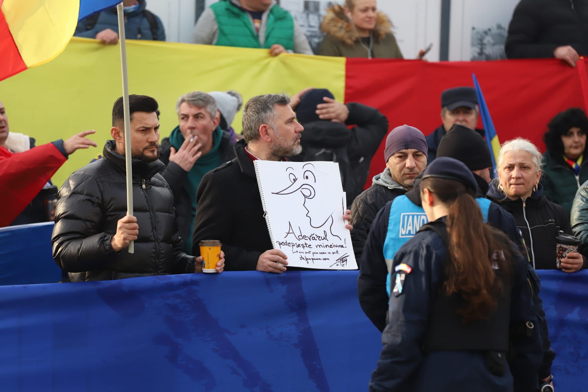 Călin Georgescu i-a chemat la București să protesteze în numele lui, iar el a plecat din țară. Primele imagini cu susținătorii ajunși în Capitală