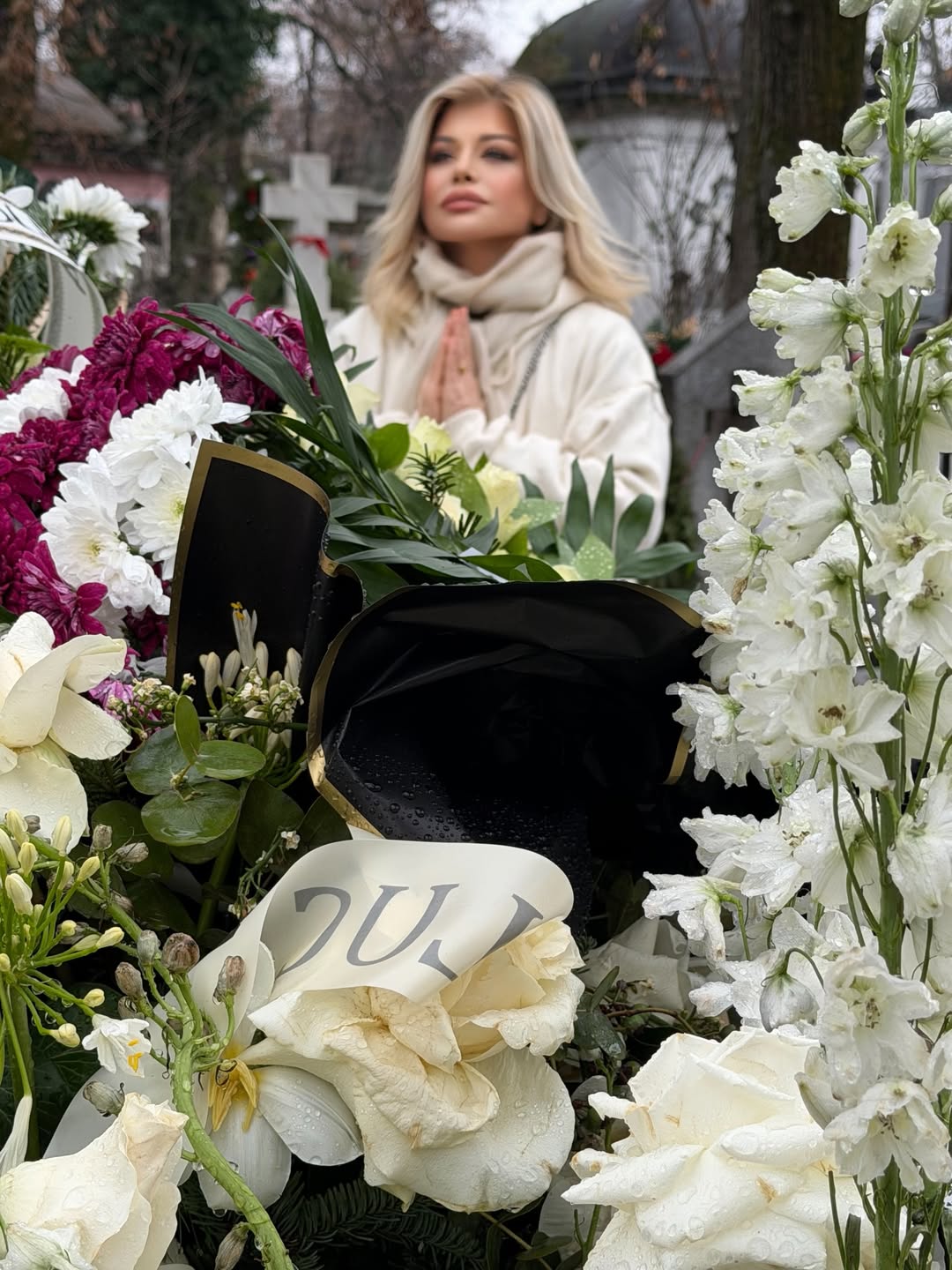 Imagini cu Loredana Groza la mormântul tatălui ei. Cum s-a filmat artista la Cimitirul Bellu: „Sunt alături de toți cei care au pierdut un părinte”