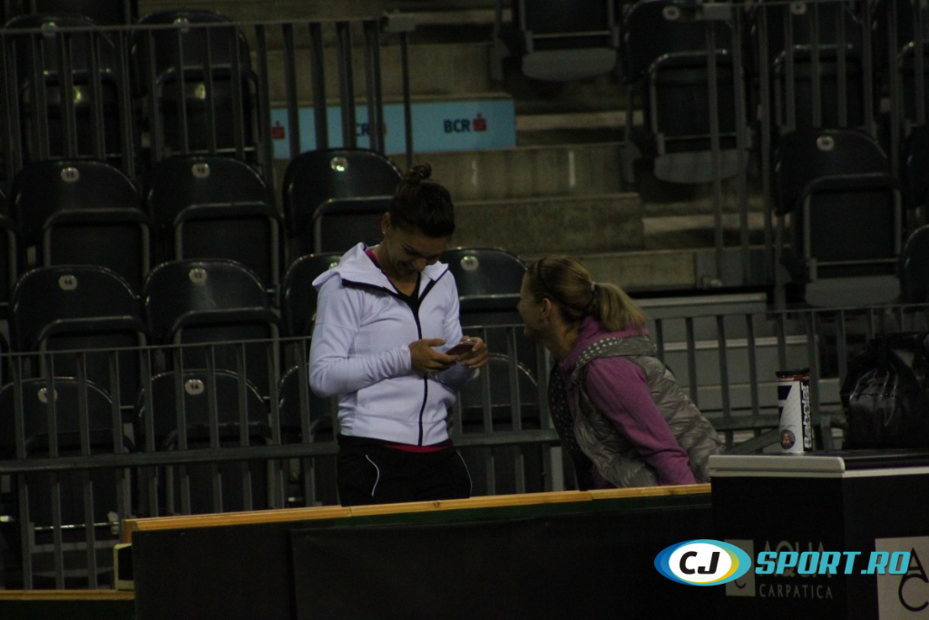 Fed Cup. Simona Halep a intrat în sală. Imagini de la primul antrenament al liderului României