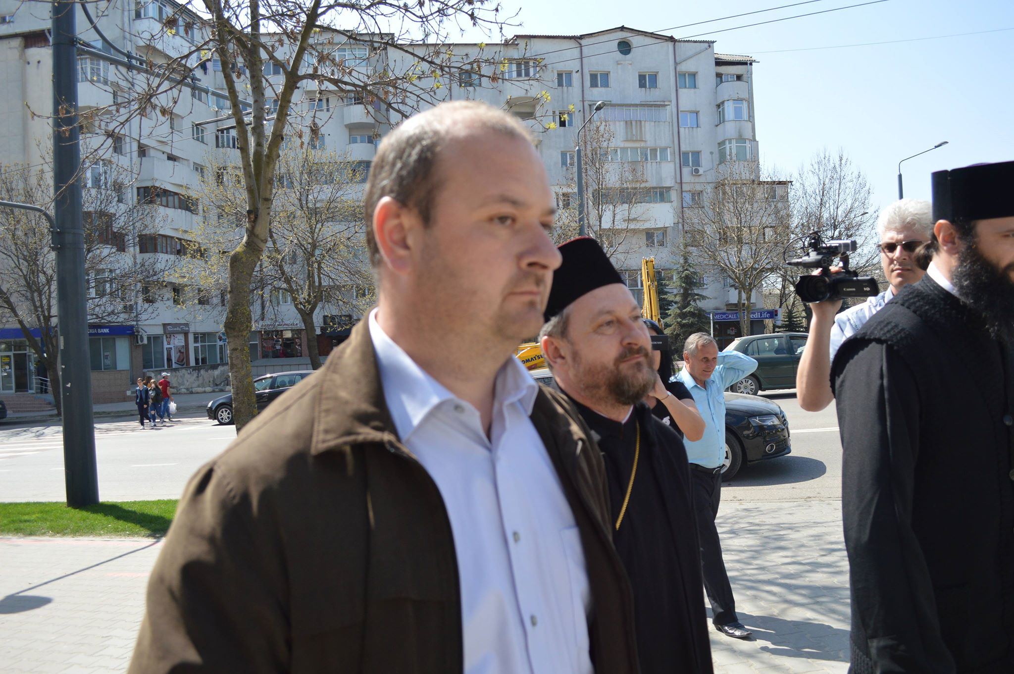 Fostul episcop de Huși Corneliu Onilă, la Tribunalul Vaslui. Fostul ierarh, audiat în dosarul în care trei preoți sunt judecați pentru că l-ar fi șantajat cu filme pornografice/ FOTO