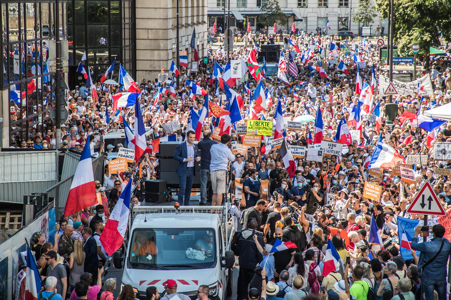 Noi proteste în Franța, împotriva permisului de sănătate: „Oile stau la balcon"