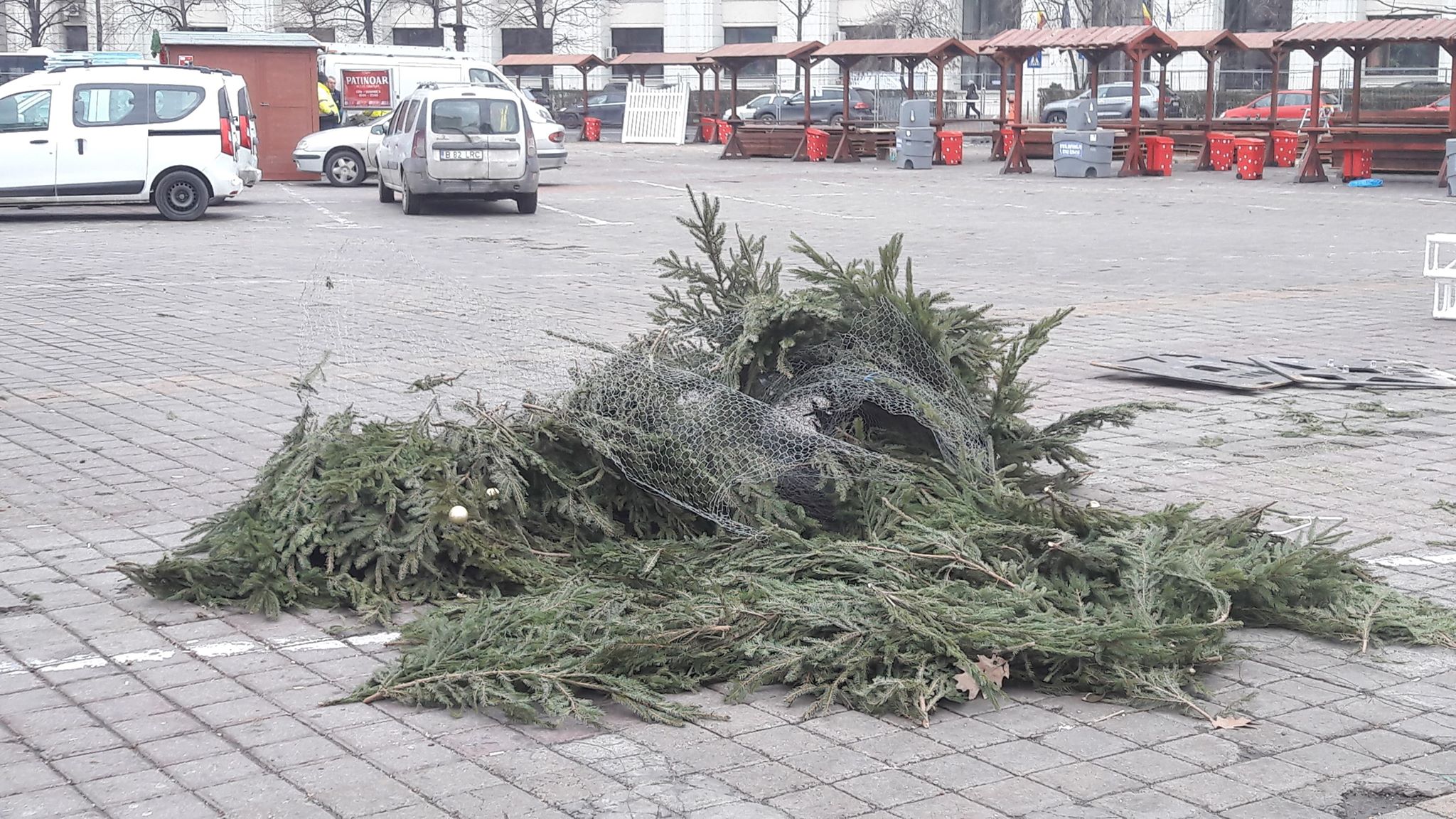 GALERIE FOTO / După Târgul de Crăciun din Piața Constituției, urmează pregătirile pentru Revelion Centenar 2019