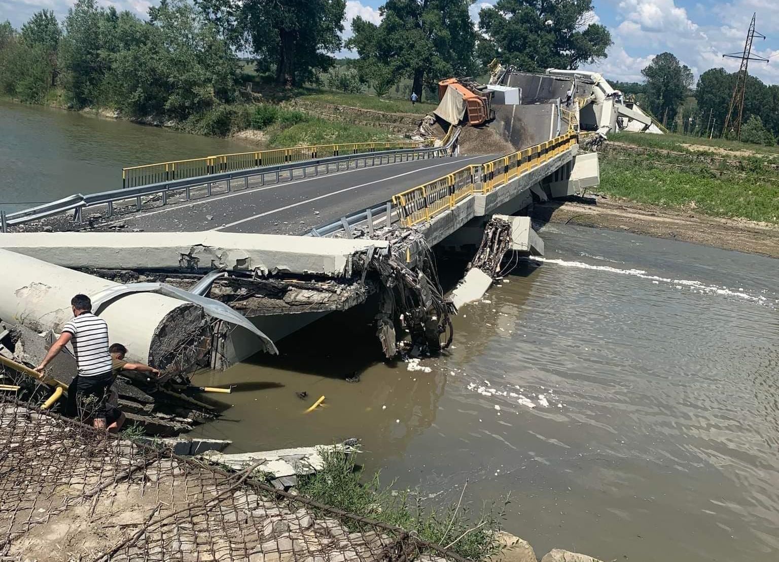 S-a prăbușit un pod rutier din Neamț, inaugurat anul trecut, după o reabilitare de 8 milioane de lei. Un bărbat a fost rănit