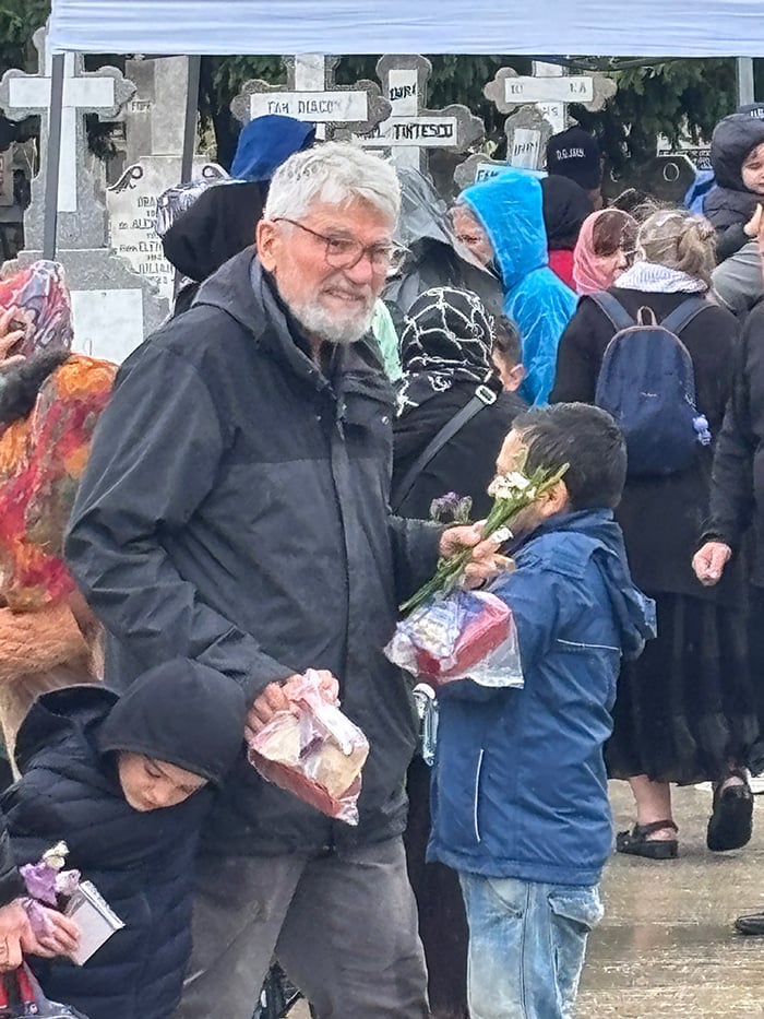 Reportaj de la cavoul Sfântului Preot Mărturisitor și legionar la tinerețe Ilie Lăcătușu, unde Icoana Arhanghelul Mihail, simbolul mișcării, a însuflețit pelerinii