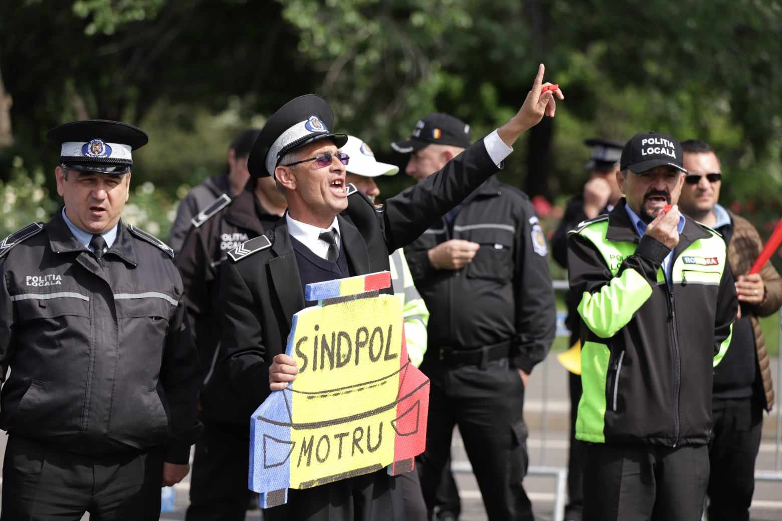 Protest al poliţiştilor locali la Guvern. Vor spor de 75% pentru weekend și sărbători lucrate: „Noi murim la datorie, voi ne blamați!”