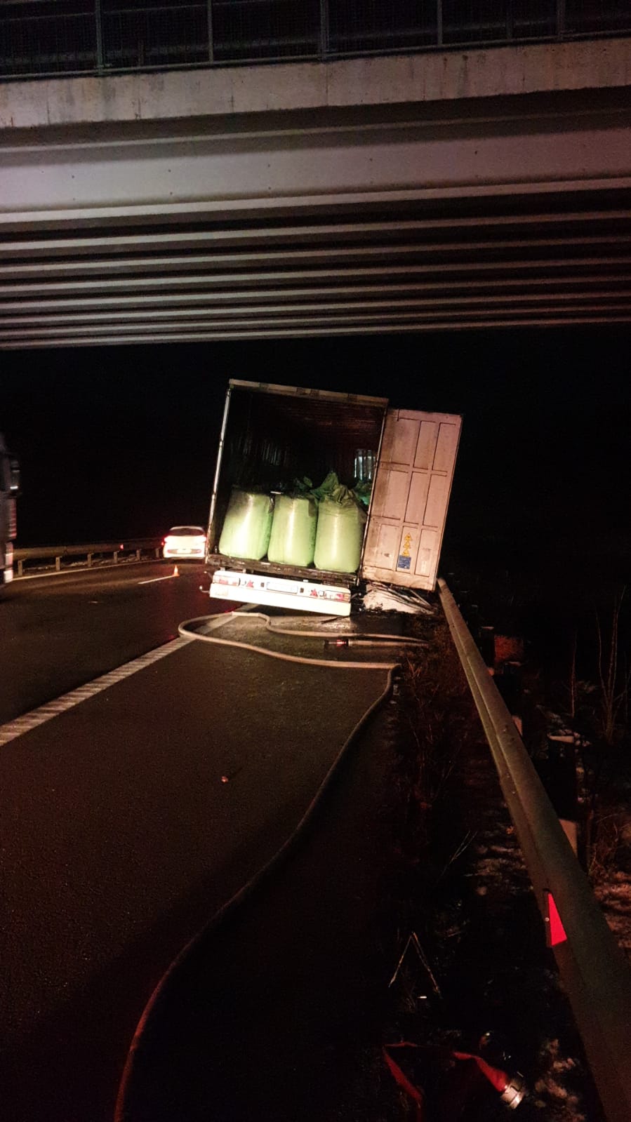 Un TIR încărcat cu 24 de tone de uree granulată a ars ca o torță pe A3. Traficul în zonă a fost blocat