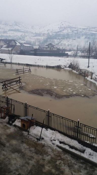 Inundații în județul Bistrița-Năsăud. Zeci de gospodării și mai multe drumuri, măturate de ape după topirea gheții