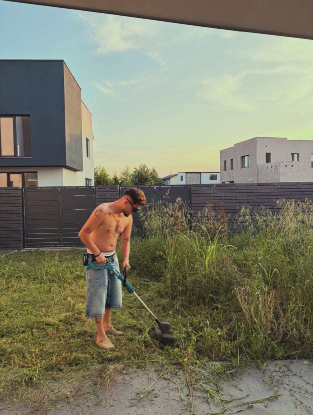 Imagini din casa în care locuiește Babasha. Și-a cumpărat vilă în Domnești și e vecin cu Dorian Popa