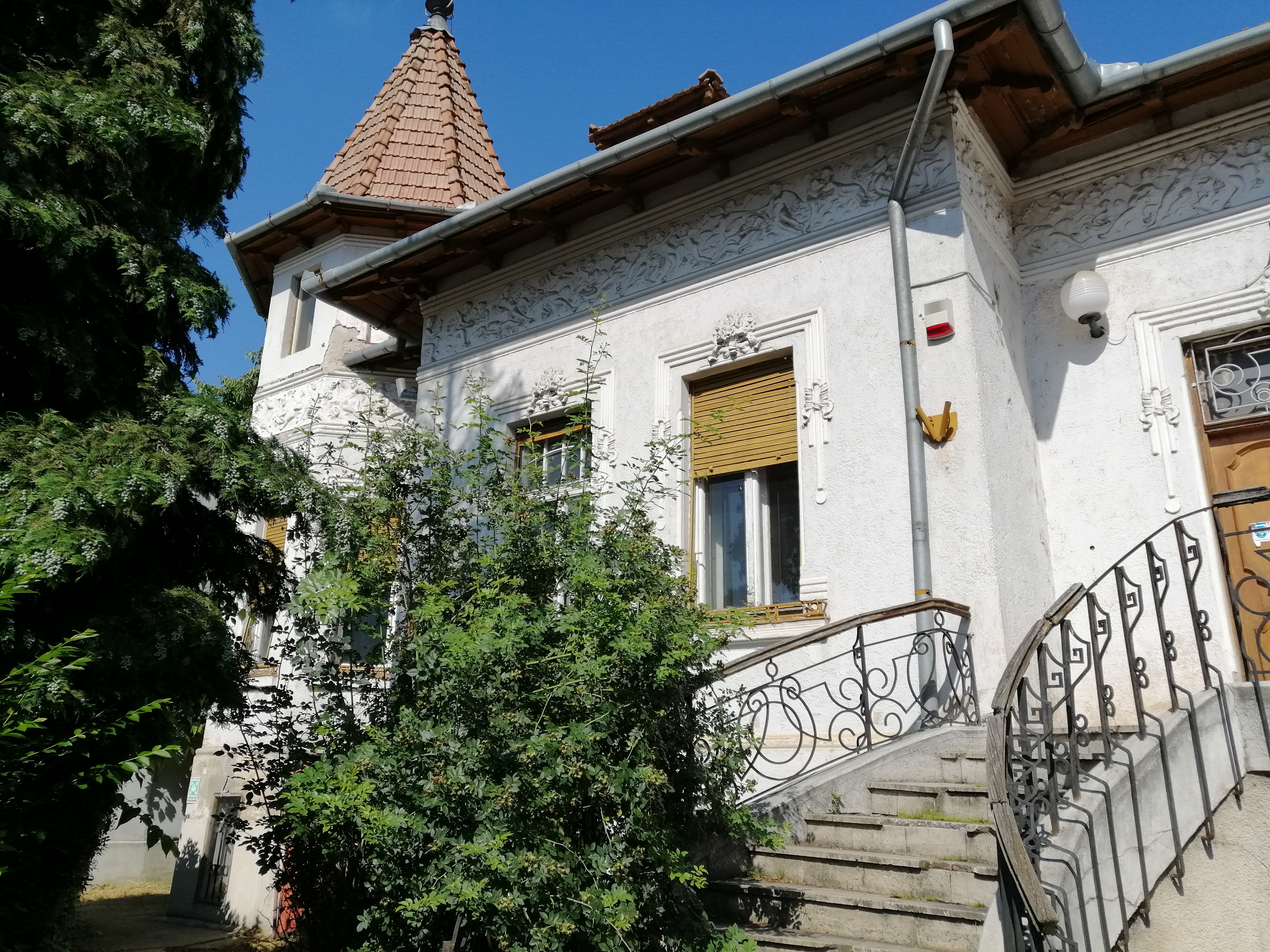 Se vinde o fostă vilă de protocol din vremea lui Ceaușescu. Cât cere statul pe clădirea nefolosită de 3 ani și cum arată acum