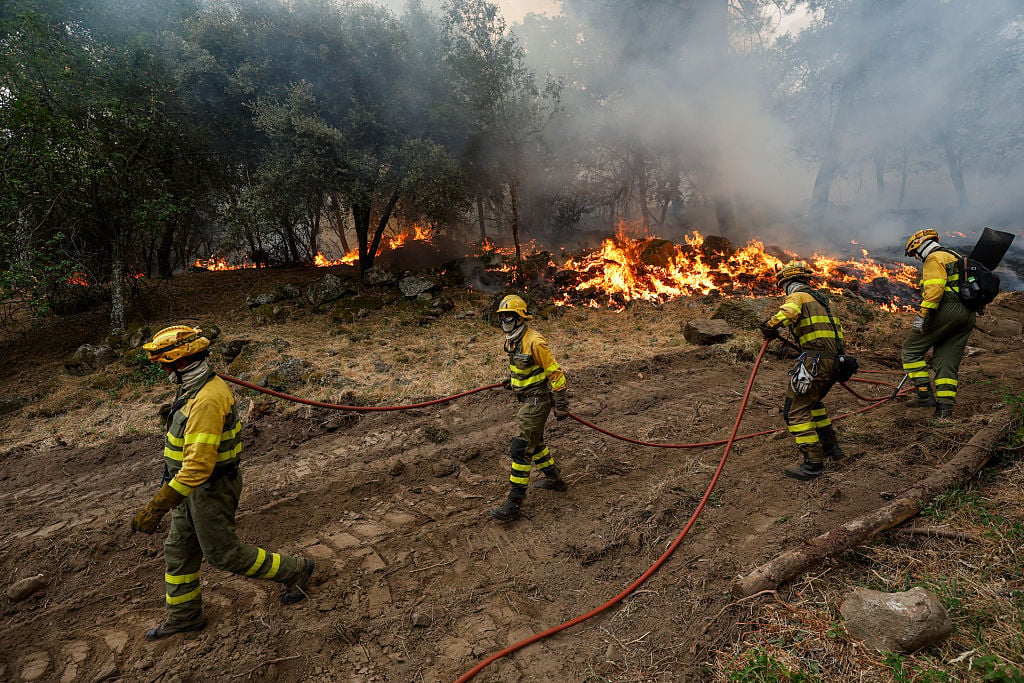 „Pare un infern, un iad. Nu se mai vede nici soarele”. Mărturiile românilor evacuați din calea incendiilor devastatoare din Spania