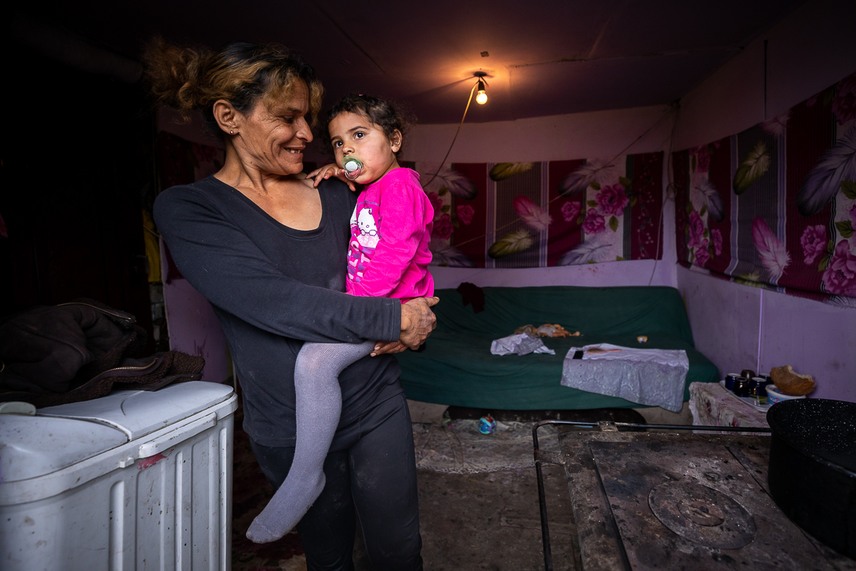 Monica Şamu trăieşte de-o viaţă în favela Sibiului şi speră ca măcar nepoata ei să aibă parte de “condiţii mai bune”. Promisiunea uitată a preşedintelui