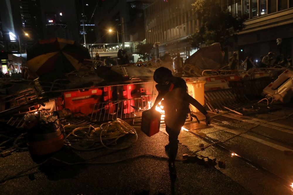 Noi violențe în Hong Kong. Zeci de mii de protestatari au sfidat interdicția impusă manifestațiilor publice