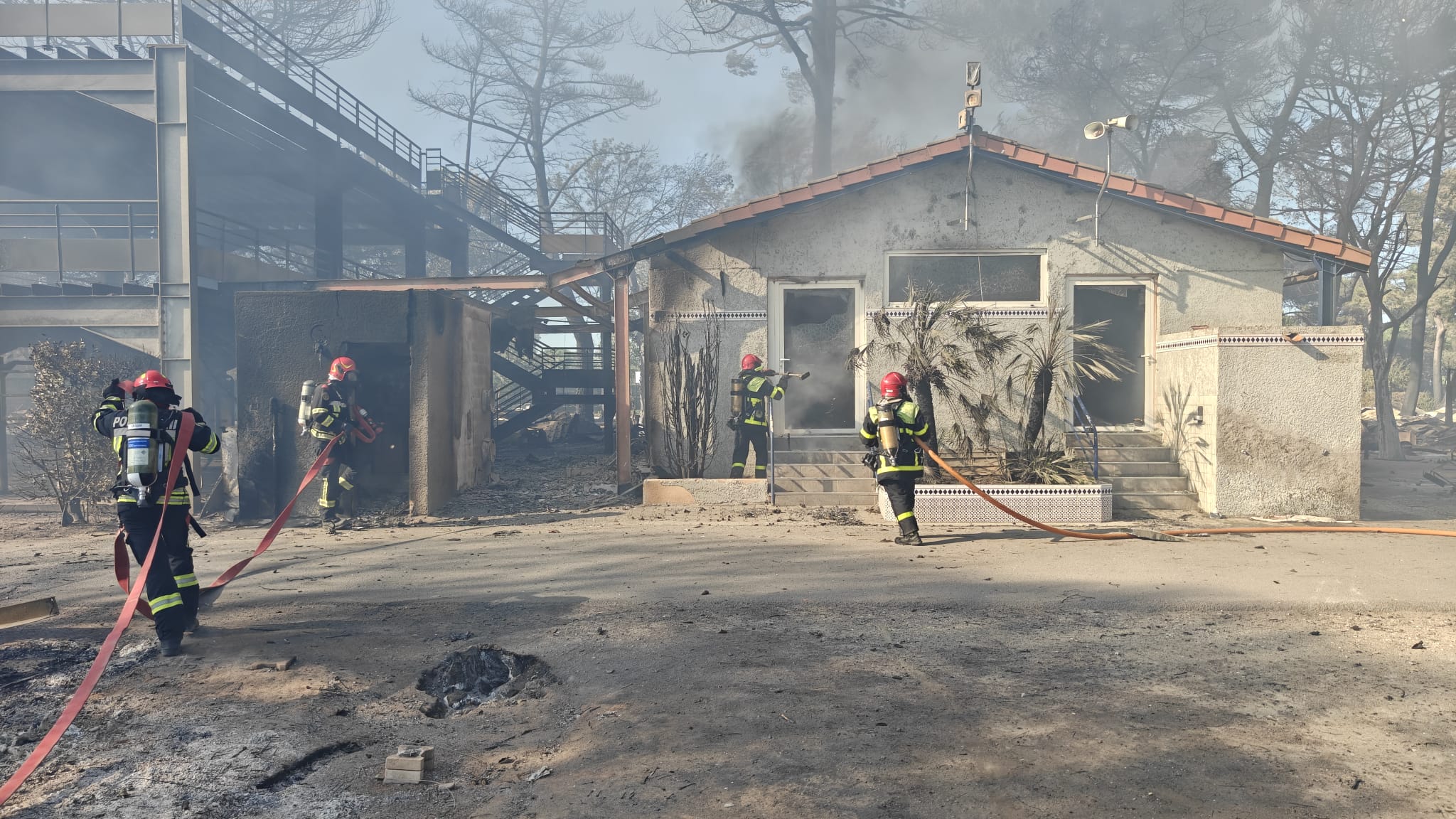 Pompieri români, la datorie în Franța pentru stingerea unui incendiu de vegetație care a afectat un camping. Peste 150 de butelii GPL, evacuate