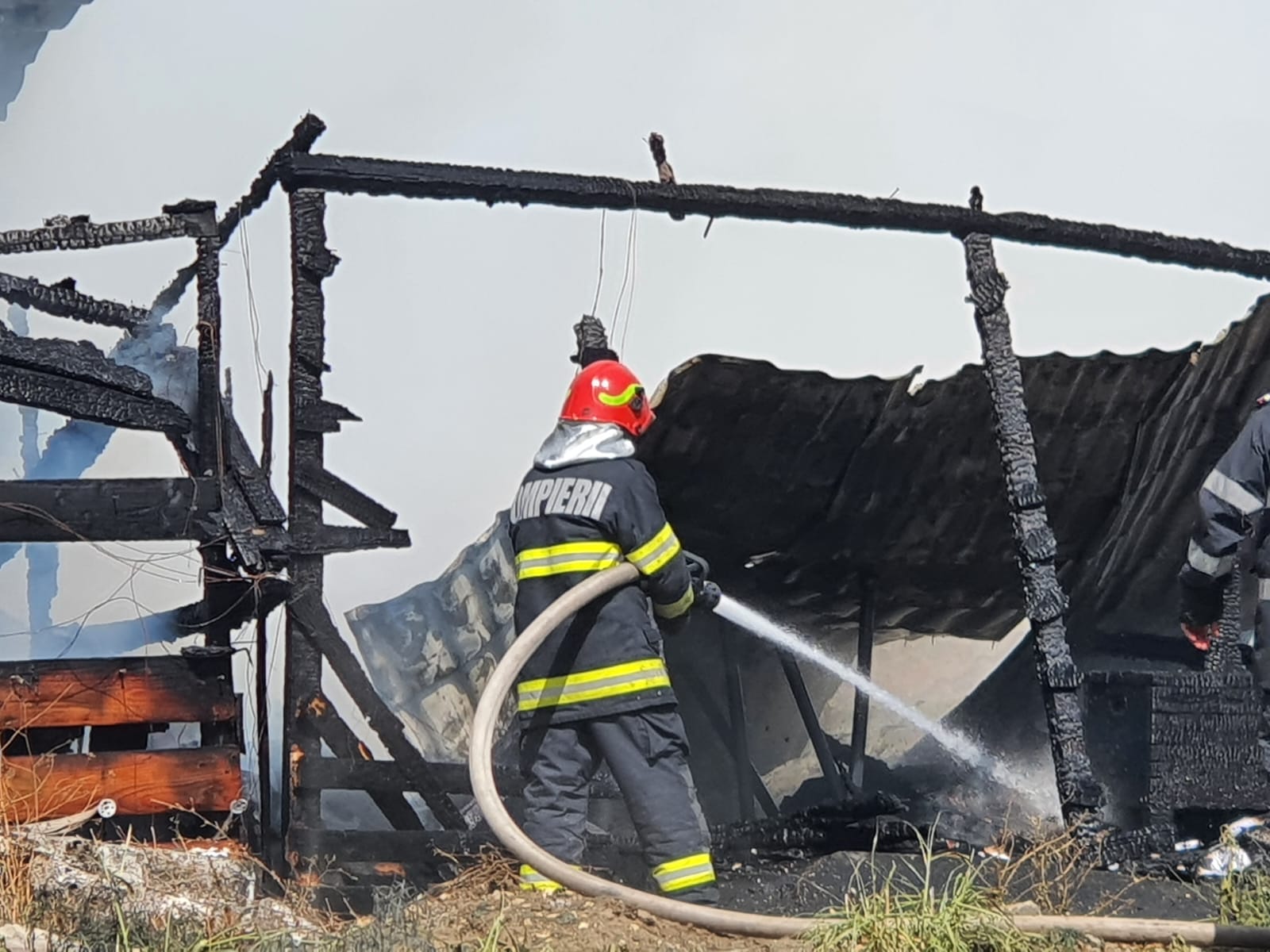 Incendiu violent la o biserică din Constanța. Flăcările s-au extins la un bloc de locuințe