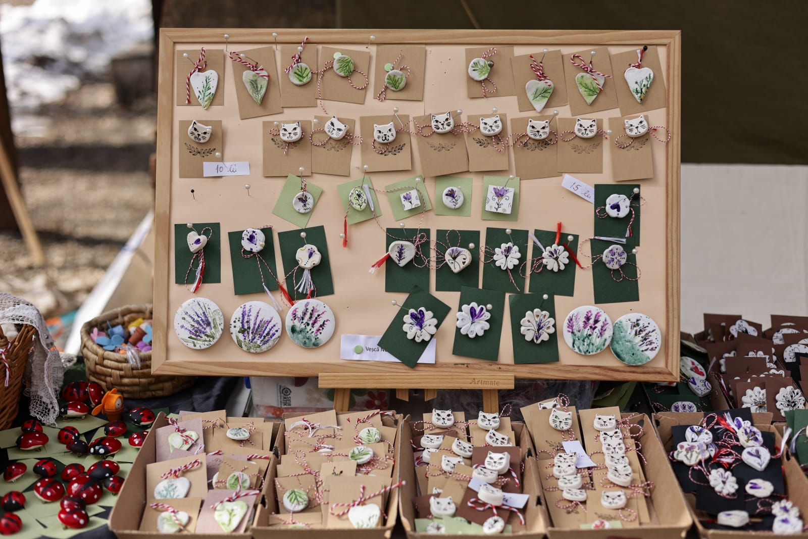 De la mărțișoare handmade la adevărate bijuterii din aur și argint: ce prețuri găsești la Târgul Mărțișorului 2026