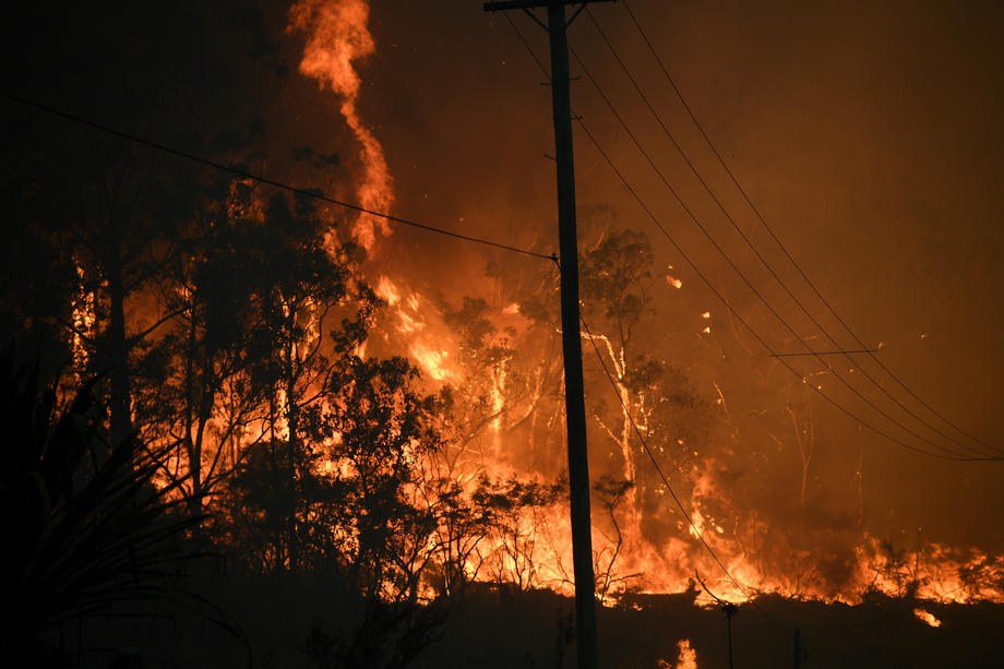 Australia e în flăcări. Incendiile sunt prea mari pentru a mai fi stinse, orașele se sufocă în fum