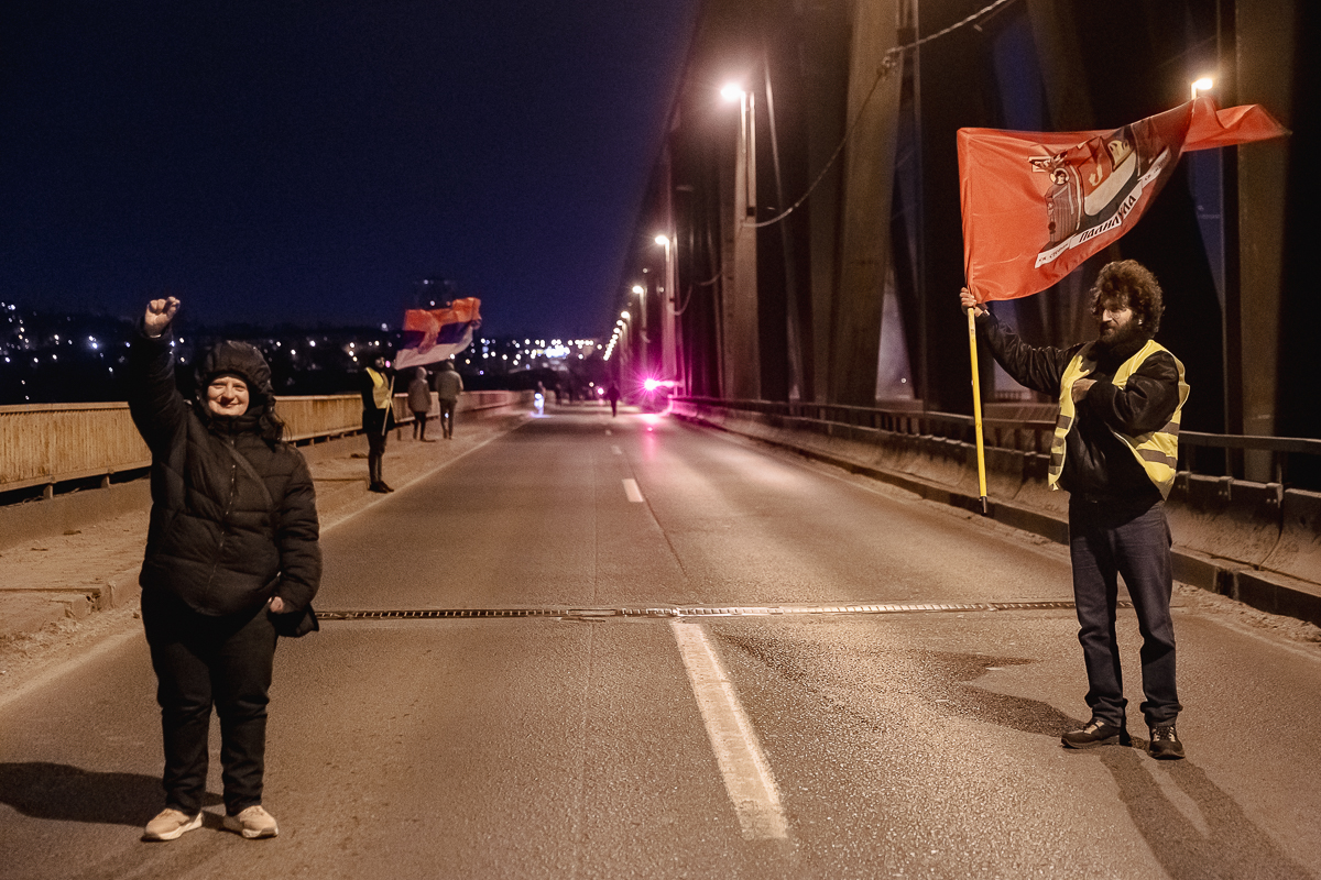 Blocadă pe un mare pod peste Dunăre din Belgrad. De aproape 4 luni, sârbii strigă „Corupția ucide!” | Video/Fotogalerie