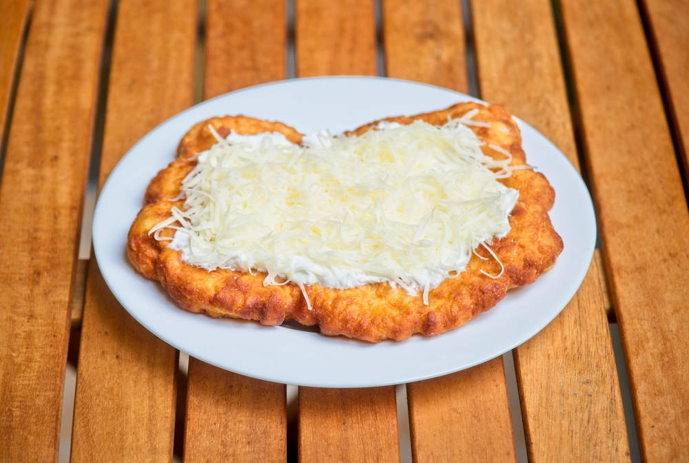 Így készül a legfinomabb házi lángos – kívül ropogós, belül puha