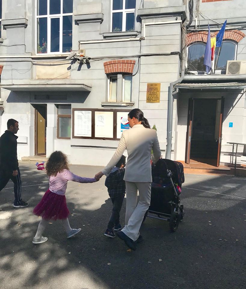 FOTO. Elena Băsescu a votat la referendum: "Nu poate niciodată vreun decident politic, cu mustaţă sau fără, să ne spună că nu formăm o familie!