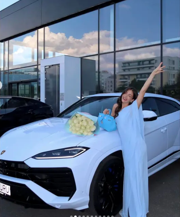 Andreea Bostănică a primit cadou un bolid de lux în valoare de 300.000 de euro. Imagini cu influencerița și bijuteria pe patru roți