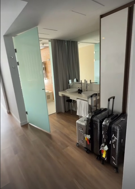 Imagini din vacanța lui Cătălin Botezatu. Unde se relaxează creatorul de modă, care nu apare alături de noua iubită: „În sfârșit”
