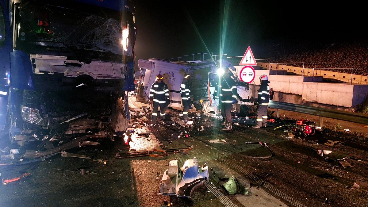 Imagini cumplite lângă Sibiu. Doi oameni au murit într-o dubă care a intrat într-un TIR, la ieșirea de pe A1 spre Valea Oltului