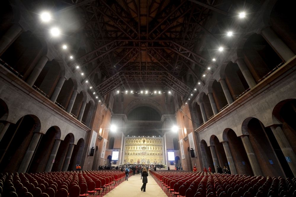 FOTO | Imagini din interiorul Catedralei Mântuirii Neamului. Patriarhul Daniel spune „este totuşi mică în raport cu populaţia credincioşilor care sunt afară”