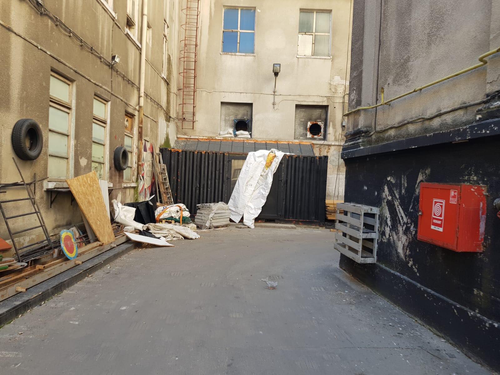 EXCLUSIV/ Lacăt pe durere. Imagini surprinse la «Colectiv», la 3 ani de la tragedie: zidurile care strigă și nepăsarea care doare