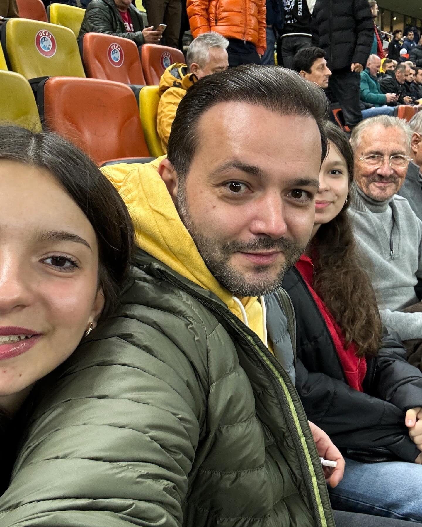 Cum s-au îmbrăcat gemenele lui Mihai Morar la Balul Bobocilor. Fanii prezentatorului au reacționat: „Ai două domnișoare frumoase”