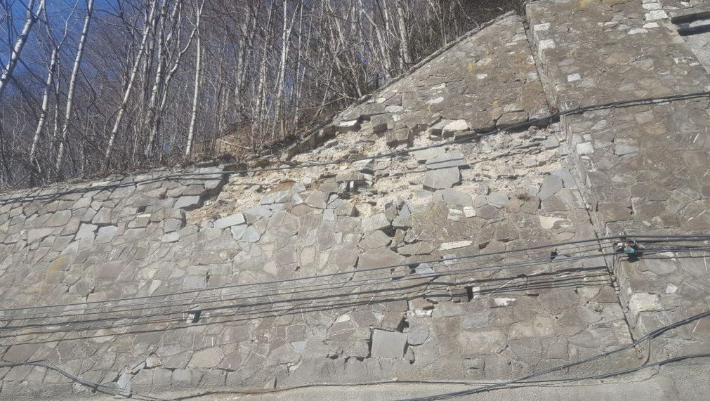 Mașină avariată de pietre căzute pe DN1, la Bușteni. Traficul auto e deja aglomerat în zonă