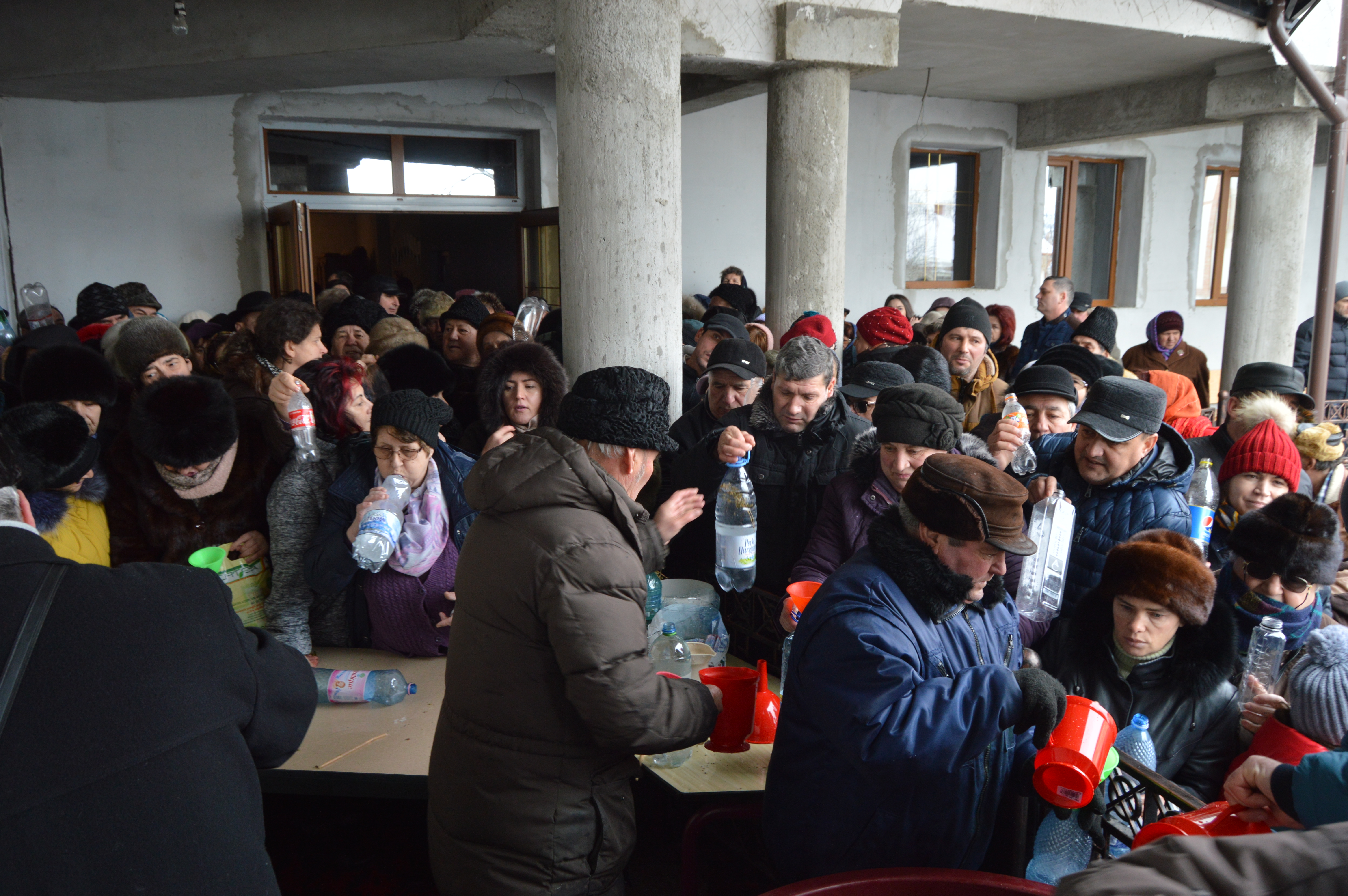 VIDEO&FOTO/ Scandal la împărțitul aghesmei, la biserica ctitorită de Ștefan cel Mare în Vaslui: "Unii au venit cu sticle de 5 litri, parcă fac borș cu agheasmă"