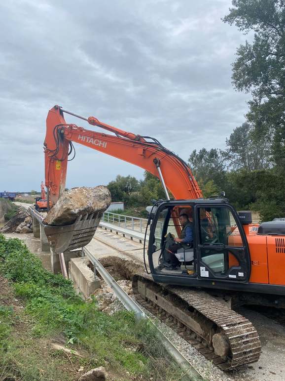 Un pod din Bihor s-a fisurat din cauza ploilor, la o săptămână de la inaugurare. Traficul a fost deviat