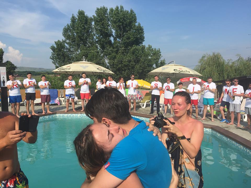 Surpriză la bălăceală! Un tânăr din Sibiu și-a cerut iubita în căsătorie la piscină