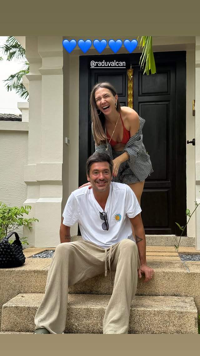 Cum au fost surprinși Adela Popescu și Radu Vâlcan în Thailanda, unde se filmează „Insula Iubirii”. „M-a scos în sat”