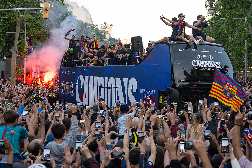 Ez ám a fieszta: így ünnepelte bajnoki címét a Barcelona a szurkolókkal – videó