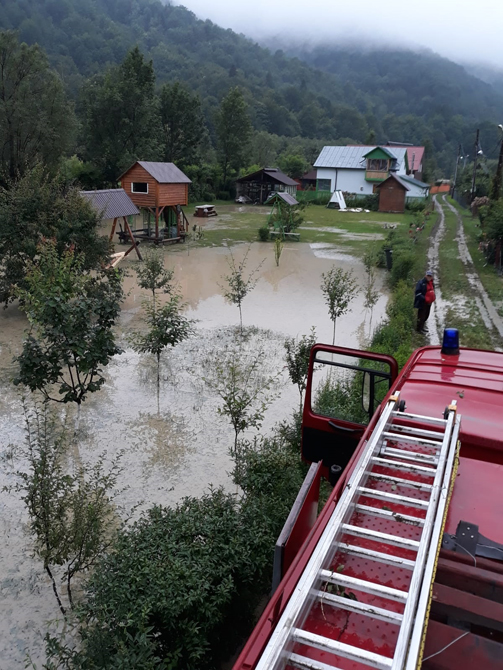 Inundaţii majore în mai multe judeţe din ţară, după ploile torenţiale de joi seară. Oameni izolaţi de ape şi sute de gospodării inundate